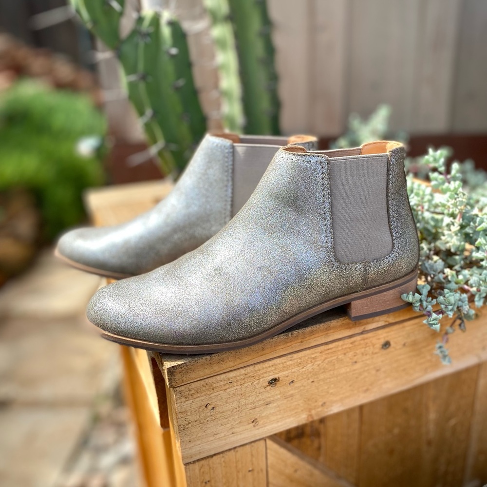 Metallic leather & elastic upper.Leather insole.Rubber sole.Stacked leather heel